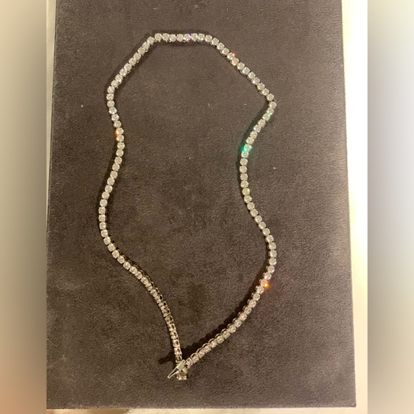 Absolutely stunning tennis necklace, extremely high quality sparkly stones.Must!